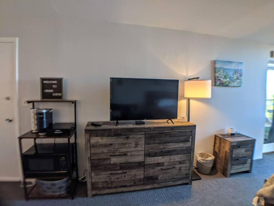 Cute Cedar Lodge Studio With Balcony & Lake Views! Laconia Exterior foto