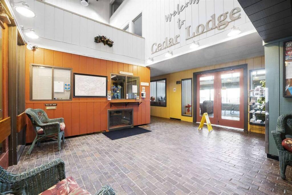 Cute Cedar Lodge Studio With Balcony & Lake Views! Laconia Exterior foto